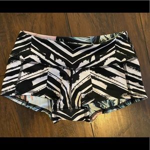 Reversible low rise Tropical chevron booty short move x NKD